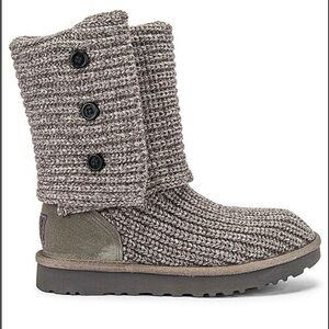 UGG Classic Cardy ll Knot Boot
size 8 EUC GRAY COLOR
